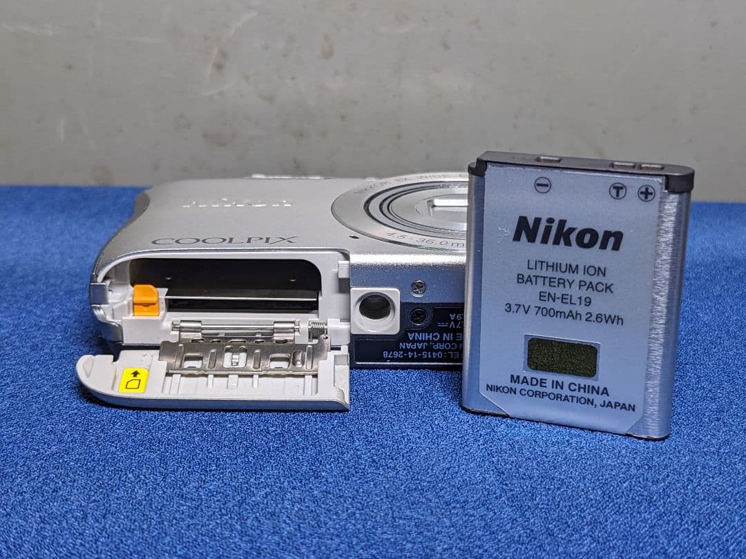 Nikon COOLPIX S3700　◉動作品、新品充電器付き