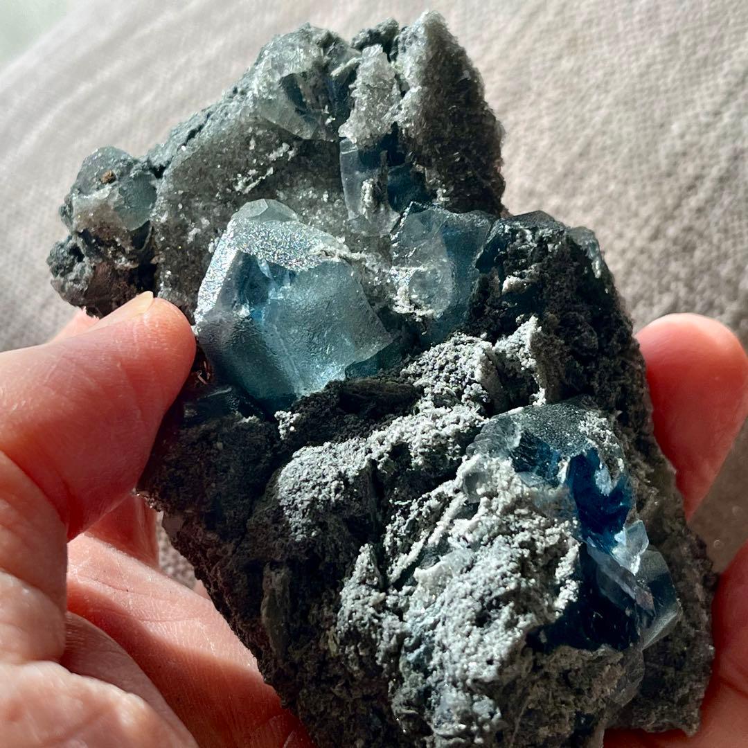 虹 キューブ ブルー フローライト 983.75ct 蛍石 原石 鉱物 天然石