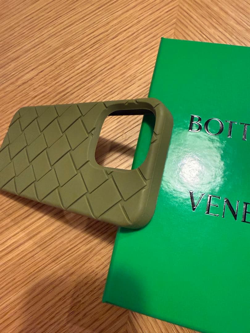 BOTTEGA VENETA オリーブグリーン iPhone16proケース