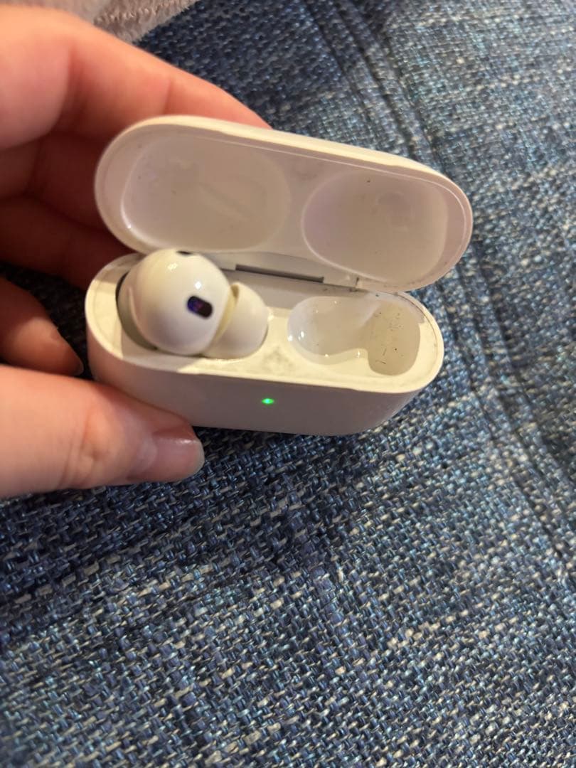AirPods Pro2本体 ホワイト 充電ケース付き　片耳のみ　動作問題なし