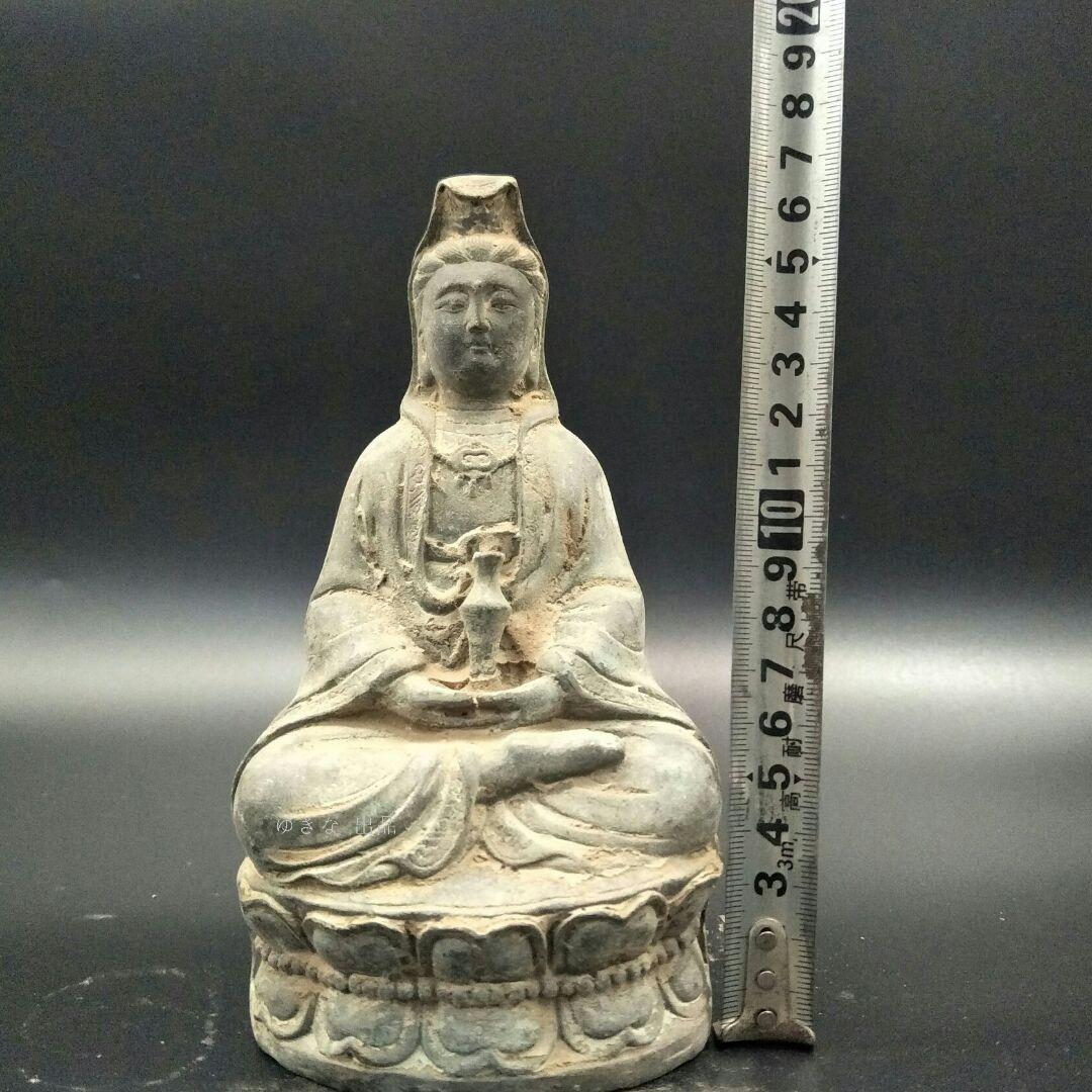 古玩工芸品の銅器は蓮観音に盤座して置物をします。