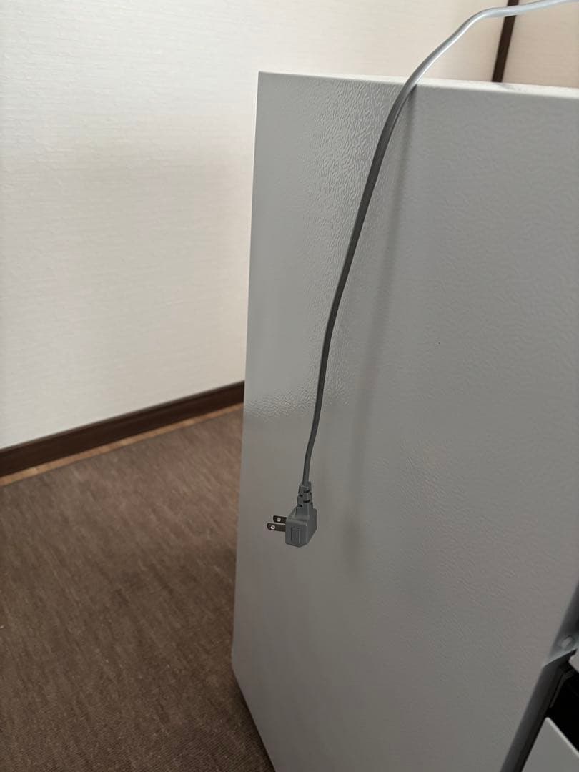 ハイセンス　ホワイト冷蔵庫 2段ガラス棚付き