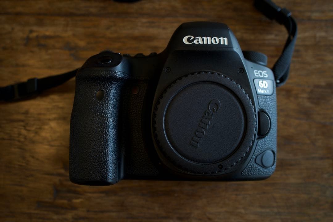 Canon EOS 6D Mark II 本体と付属品