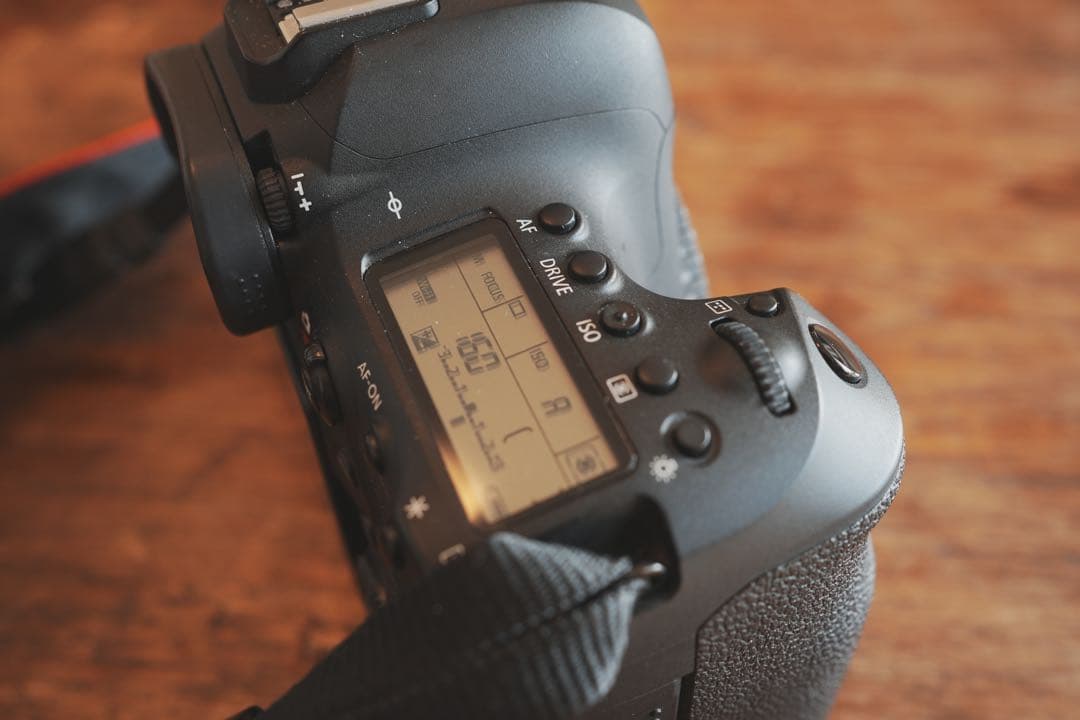 Canon EOS 6D Mark II 本体と付属品