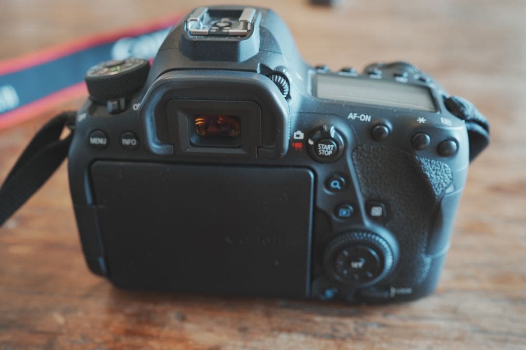 Canon EOS 6D Mark II 本体と付属品