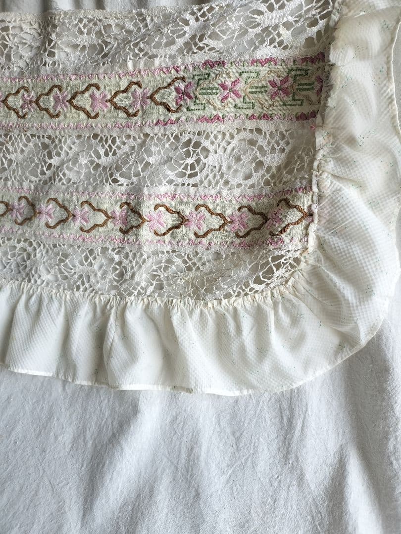 東欧アンティーク　壁飾り　刺繍フリル