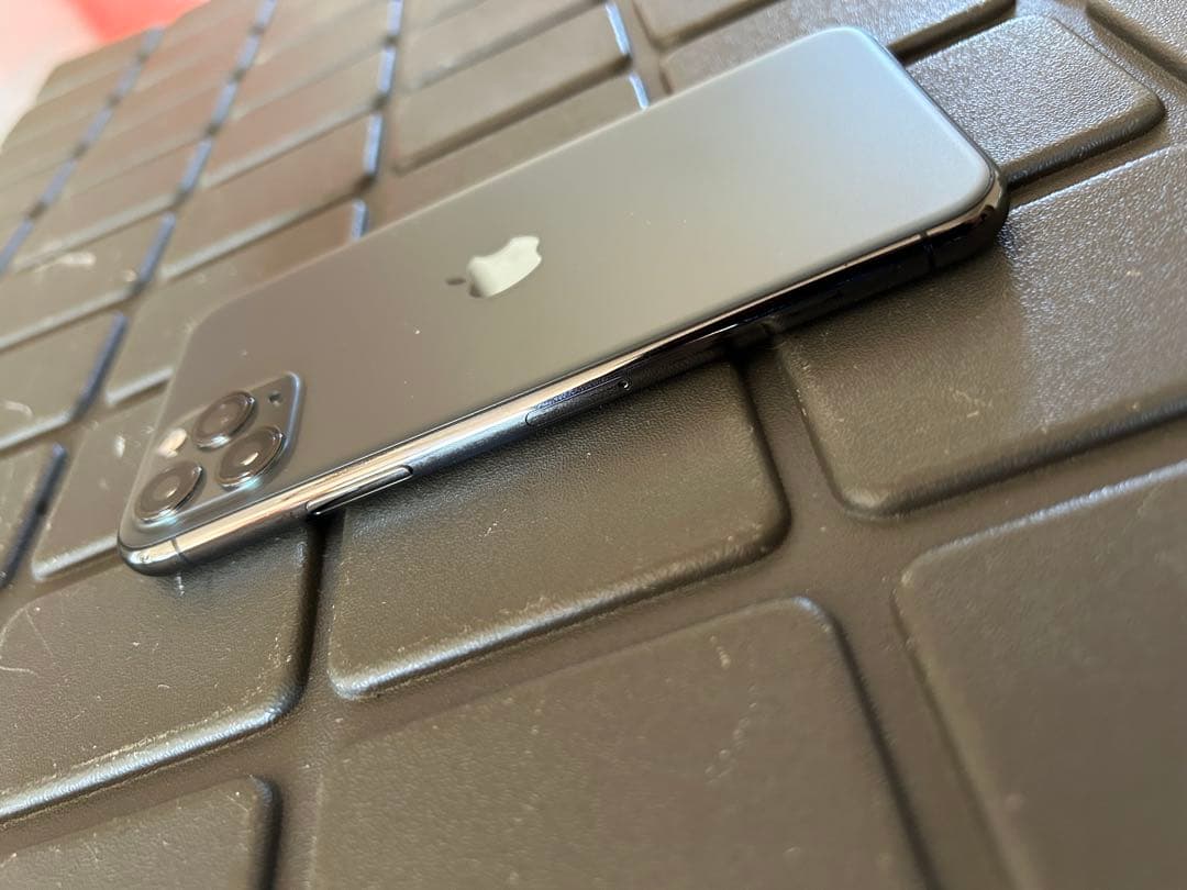 iPhone 11 Proスペースグレー 本体 Supremeケース付