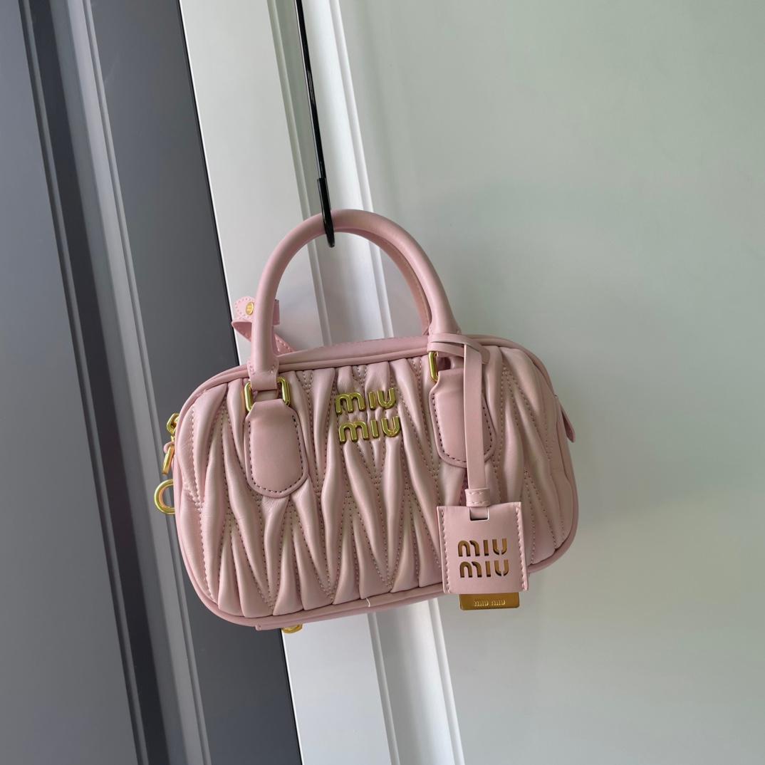 「値下げ可能」​MIU MIU ピンク キルティングショルダーバッグ