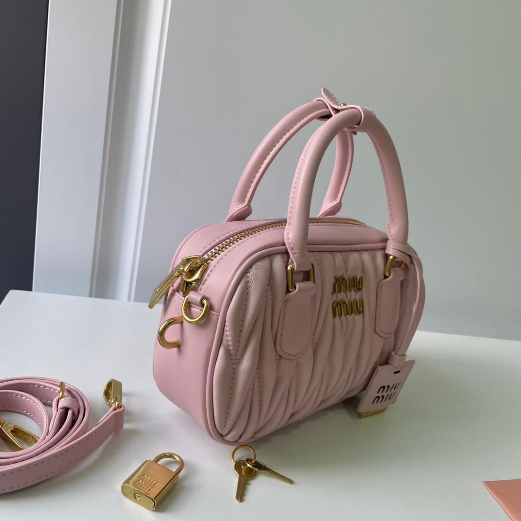 「値下げ可能」​MIU MIU ピンク キルティングショルダーバッグ