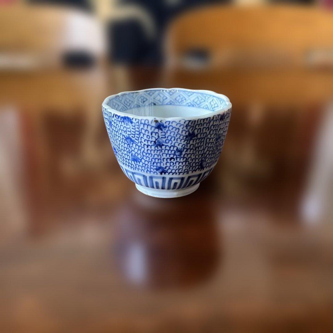 青と白の波型茶碗　幕末期の湯呑み古伊万里みじん