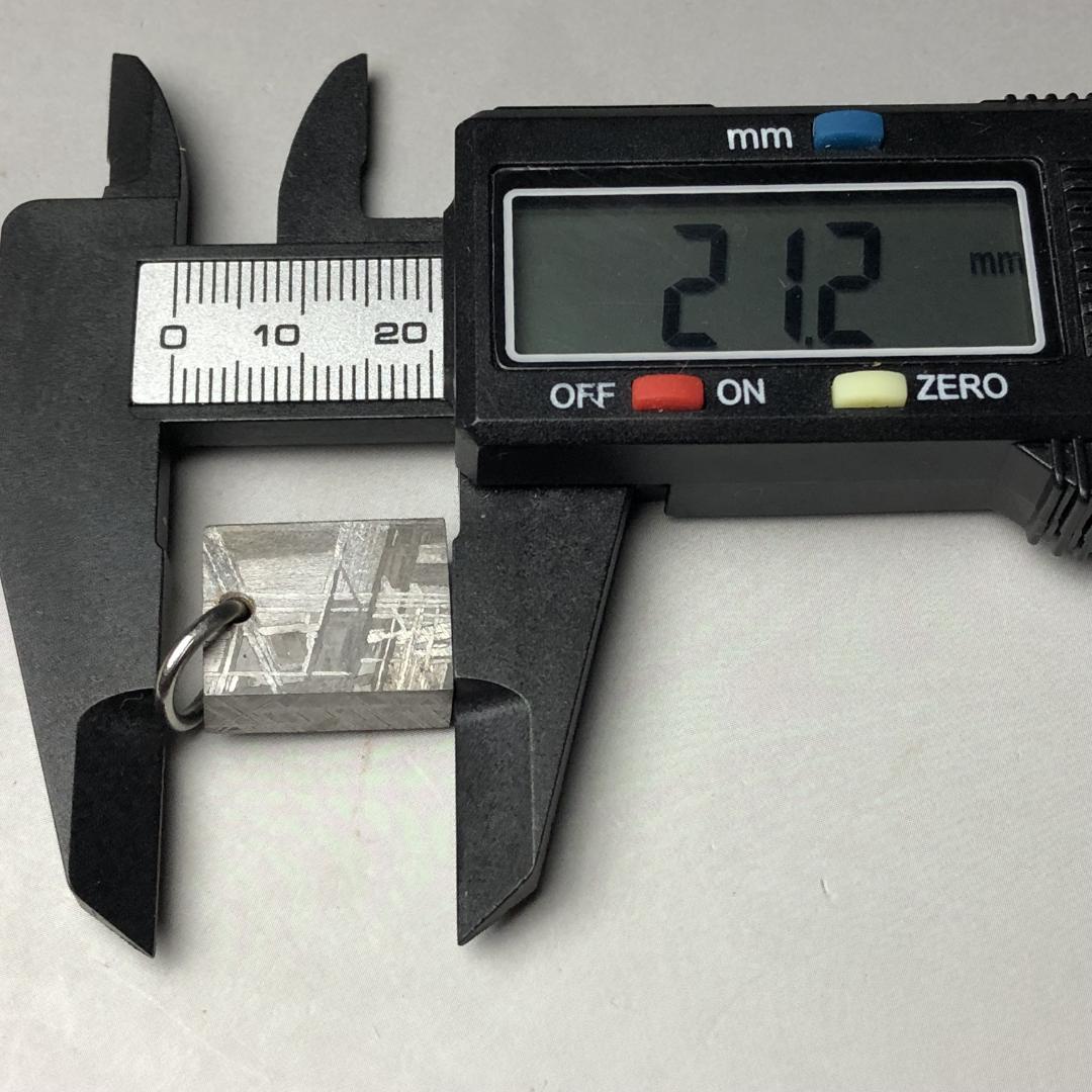ギベオン隕石　メテオライト　鉄隕石　 ペンダントトップ　美品