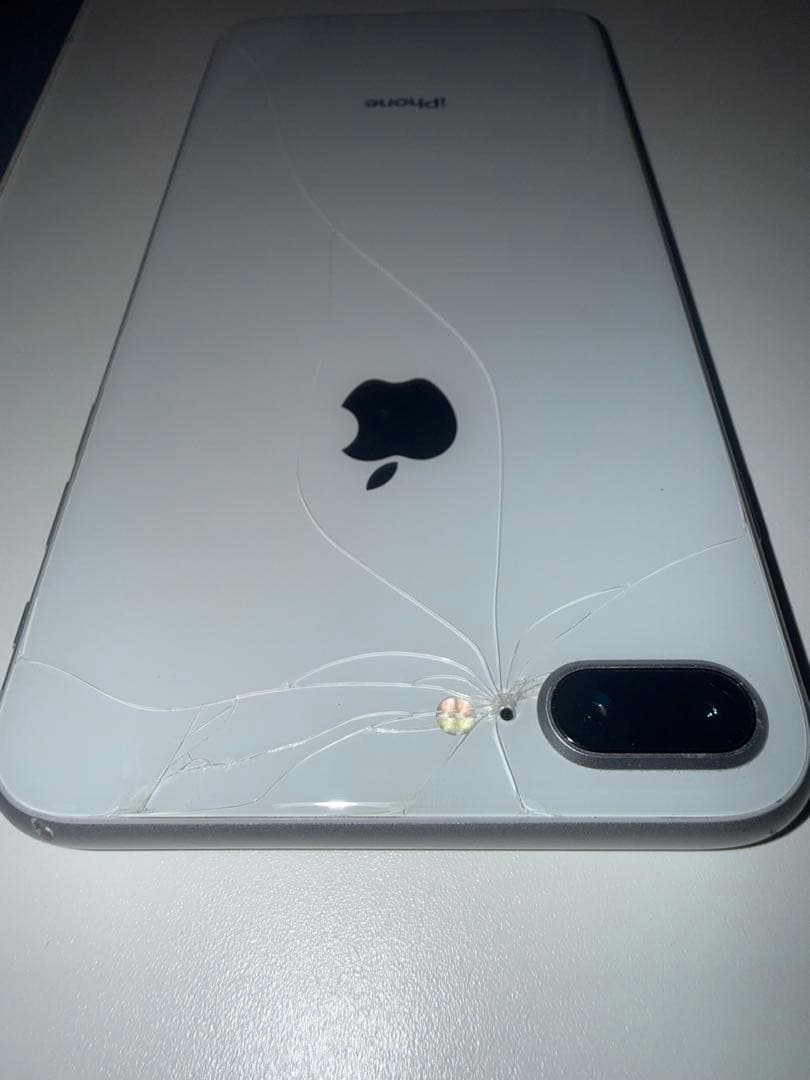 iPhone 8 Plus ホワイト 背面ひび割れ