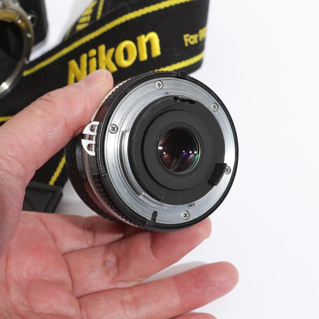 Nikon FE シルバー / レンズNikkor 28mm F3.5 付き