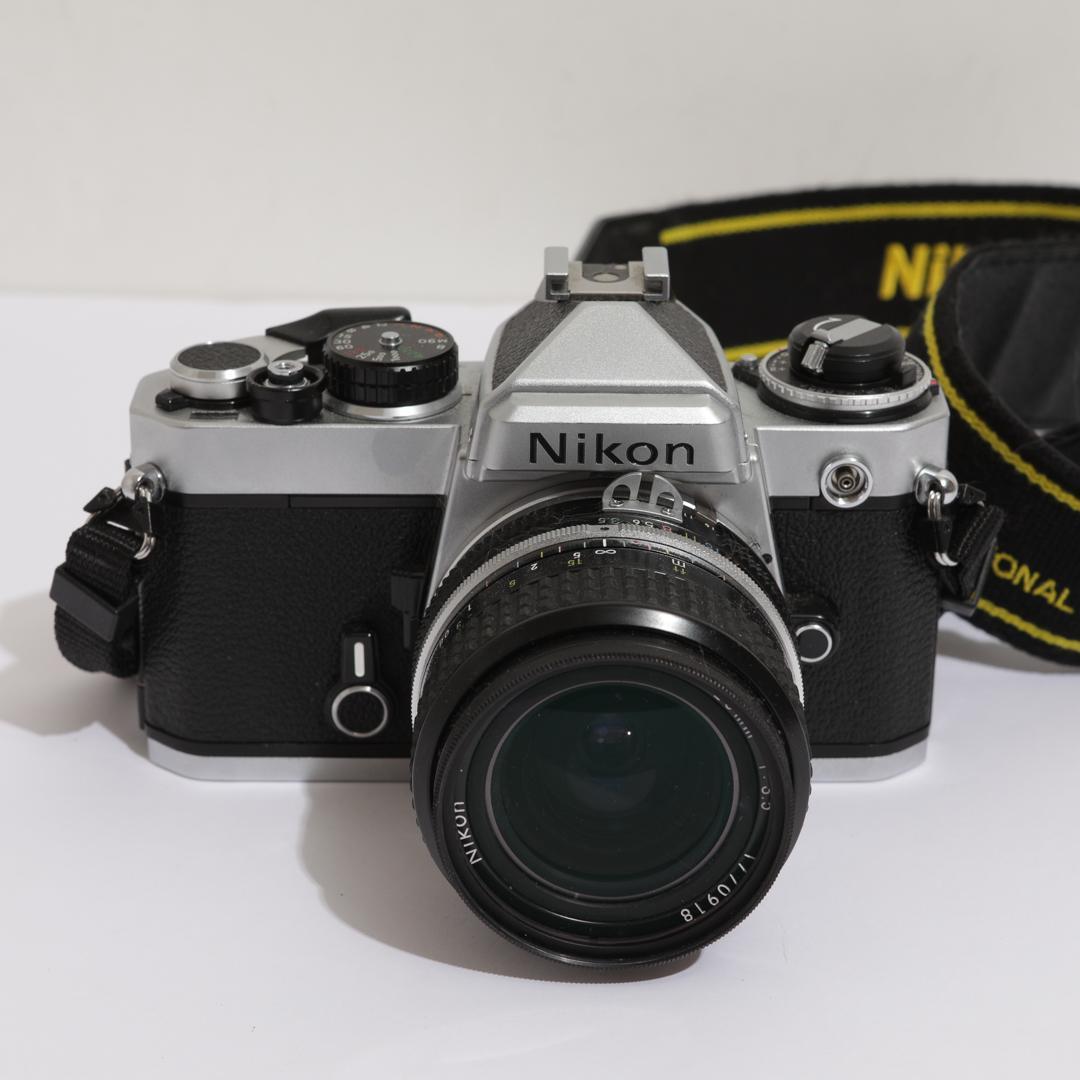 Nikon FE シルバー / レンズNikkor 28mm F3.5 付き