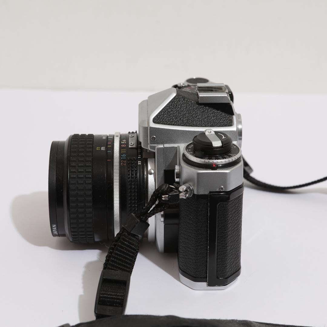 Nikon FE シルバー / レンズNikkor 28mm F3.5 付き