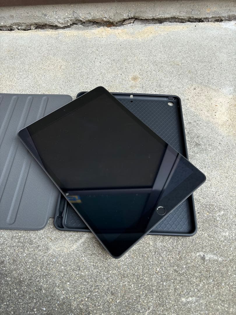 Apple iPad スペースグレー 本体 カバー付き