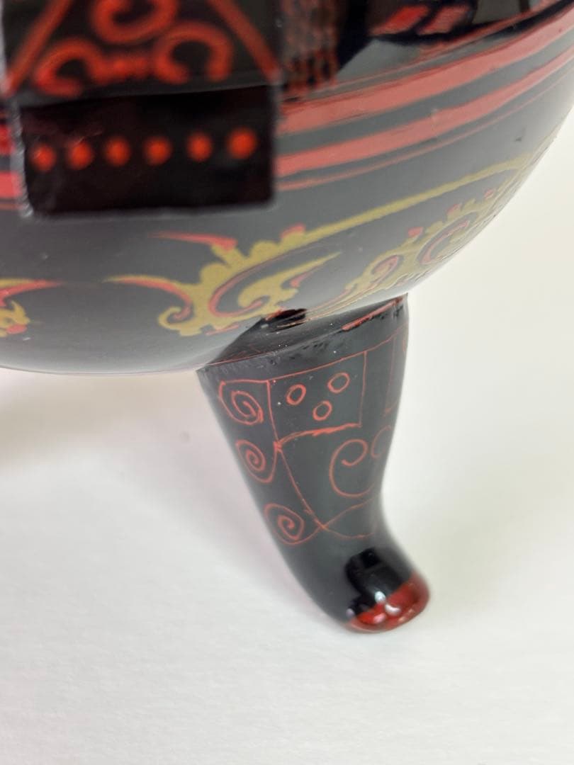 中国の古代の神の祭祀に用いる三足器の青銅器の鼎(かなえ)を木の装飾的 漆器飾り
