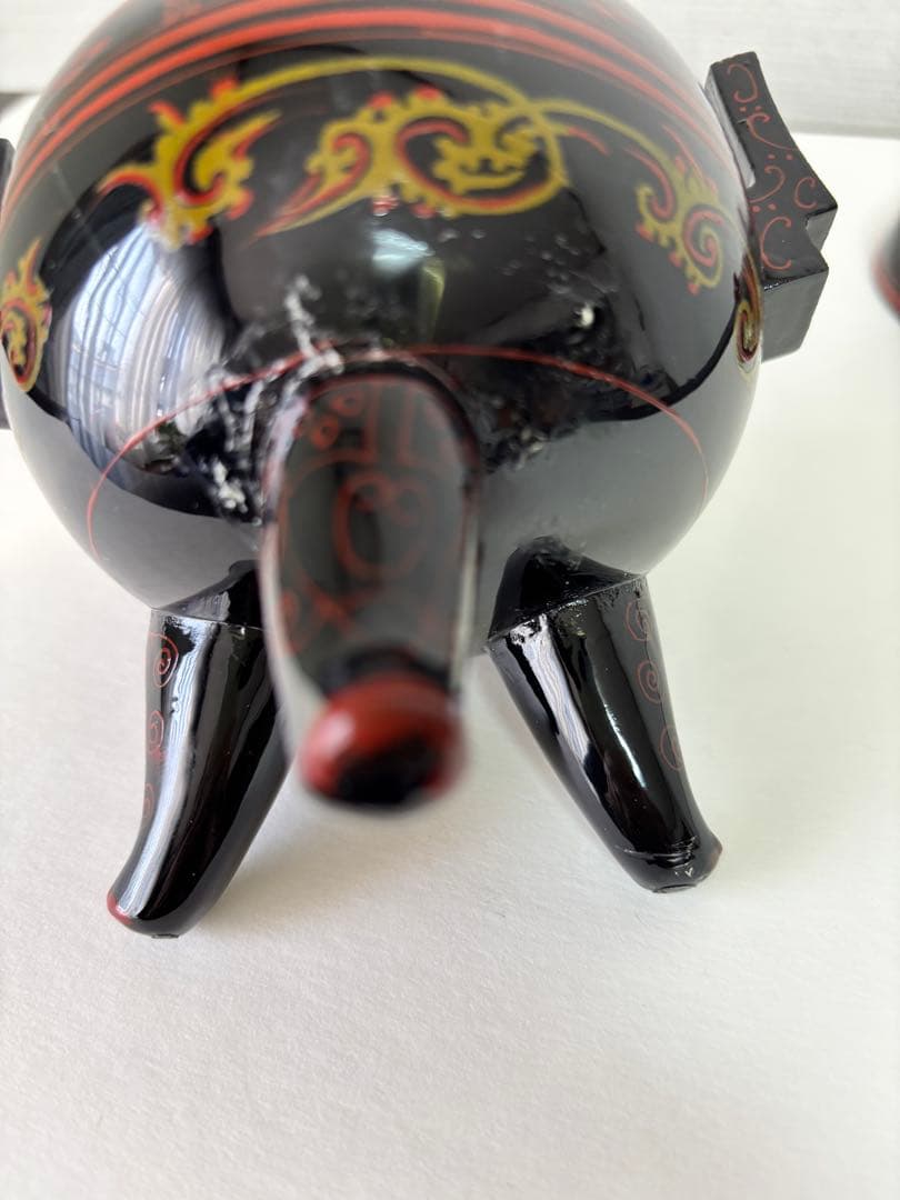 中国の古代の神の祭祀に用いる三足器の青銅器の鼎(かなえ)を木の装飾的 漆器飾り