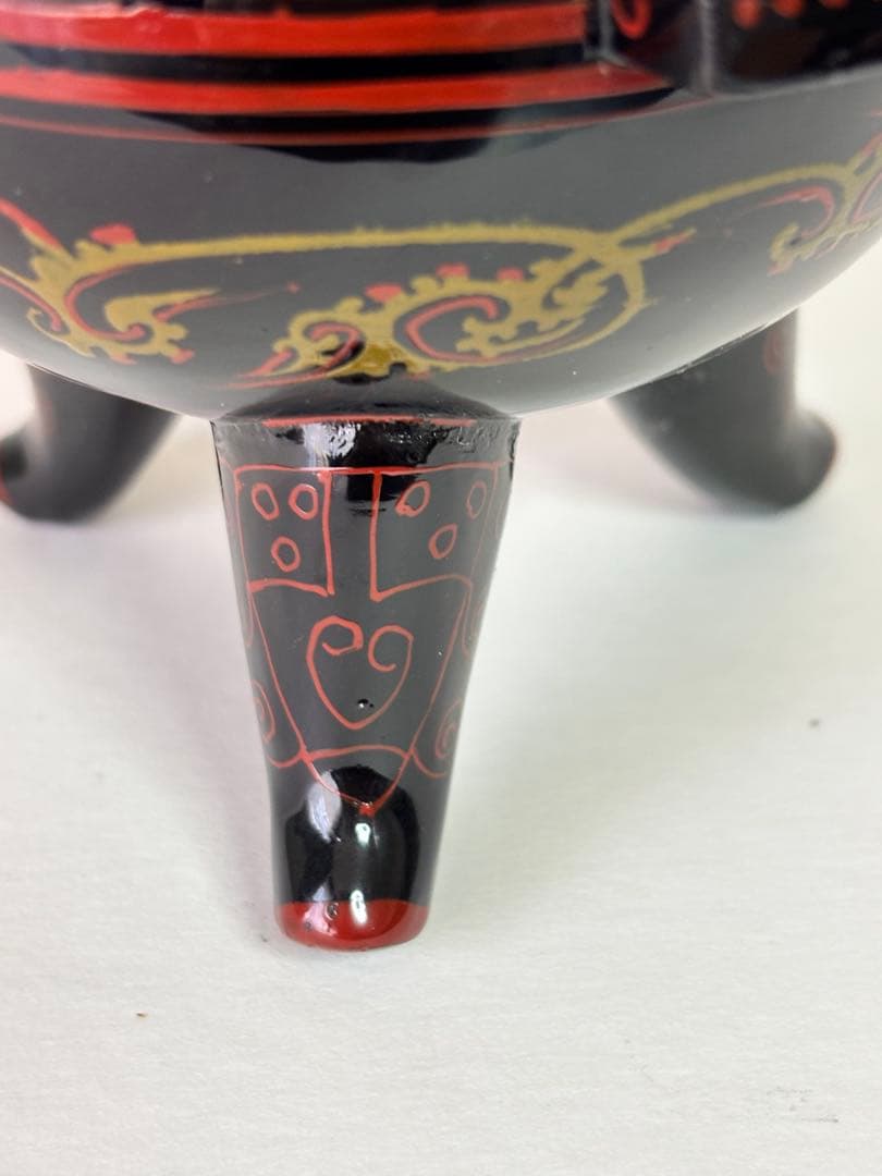 中国の古代の神の祭祀に用いる三足器の青銅器の鼎(かなえ)を木の装飾的 漆器飾り