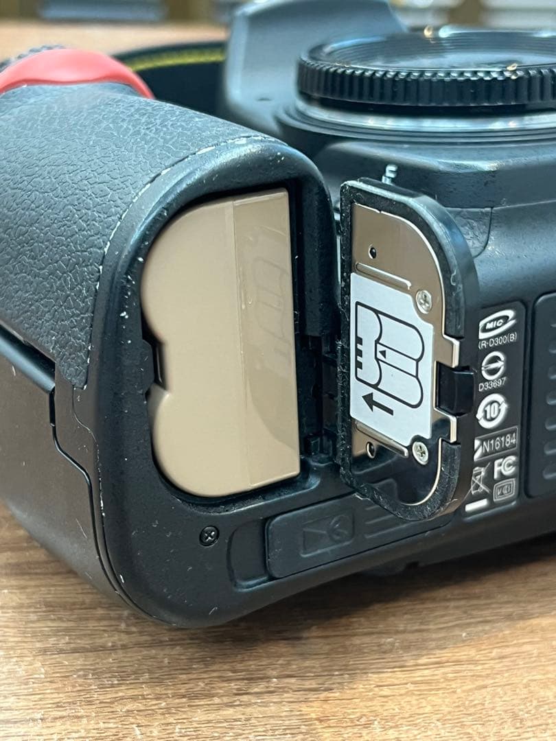 Nikon D300 デジタル一眼レフカメラ　動作確認OK 充電器ストラップあり