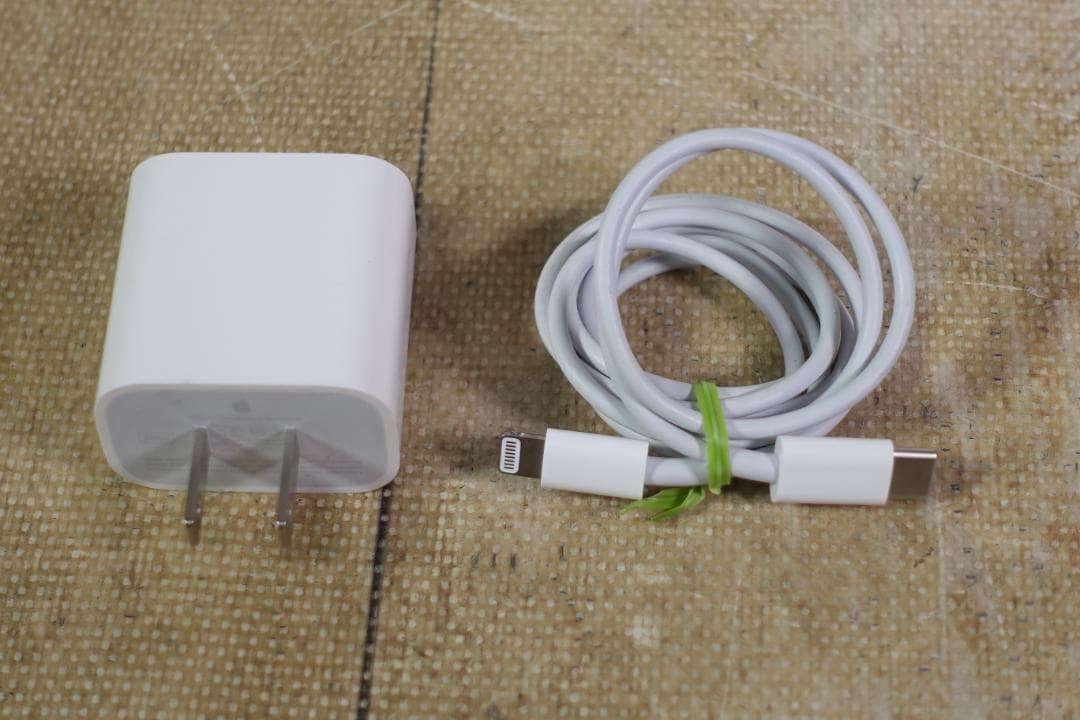 美品 iPad 第8世代 Cellular シルバー 32GB バッテリー良好