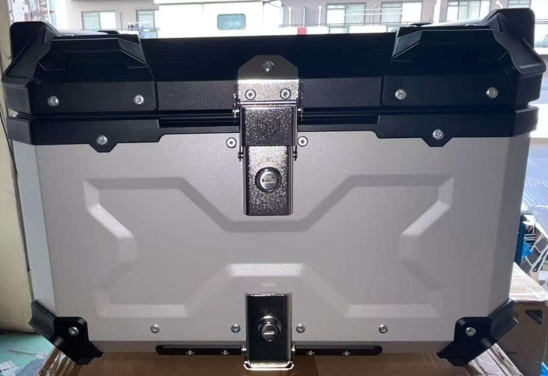 未使用中古美品 リアボックス 55L バイクリアボックス アルミ製　シルバー