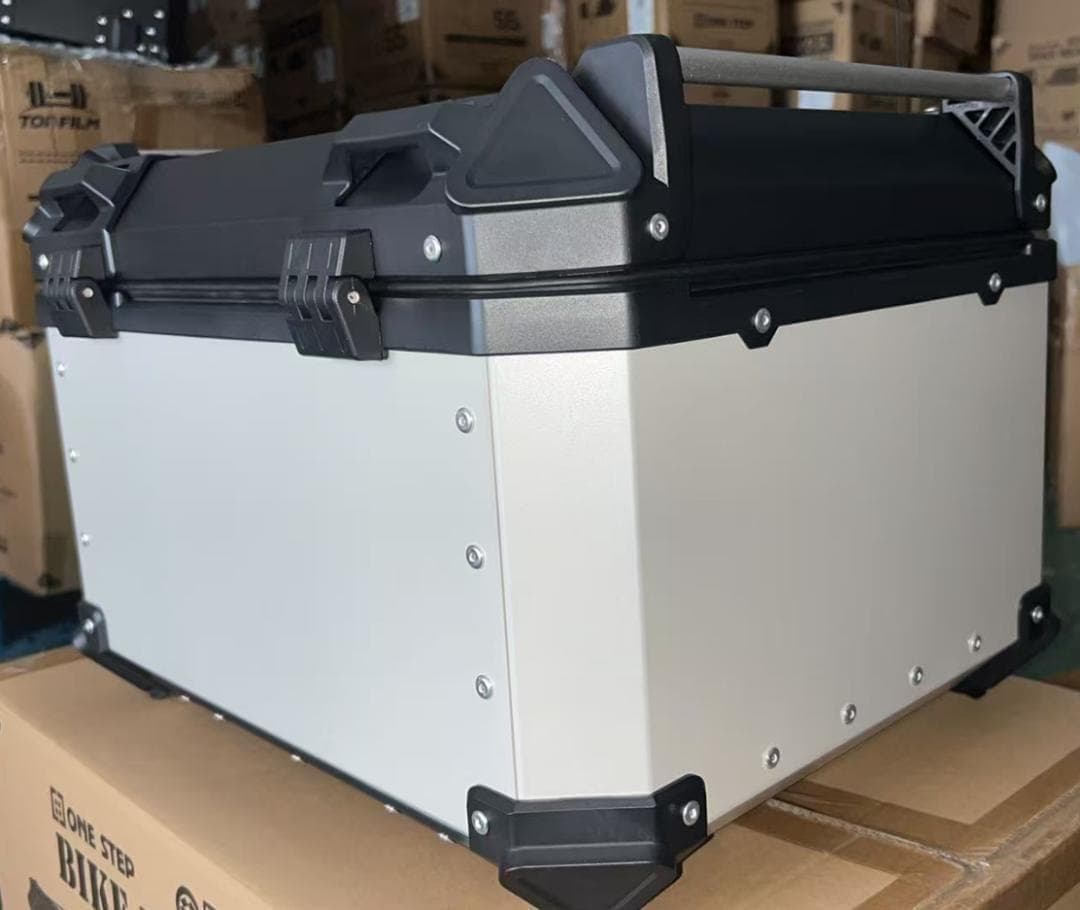 未使用中古美品 リアボックス 55L バイクリアボックス アルミ製　シルバー