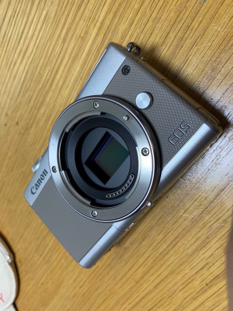 Canon EOS M100 ダブルズームキット　グレー　カメラ