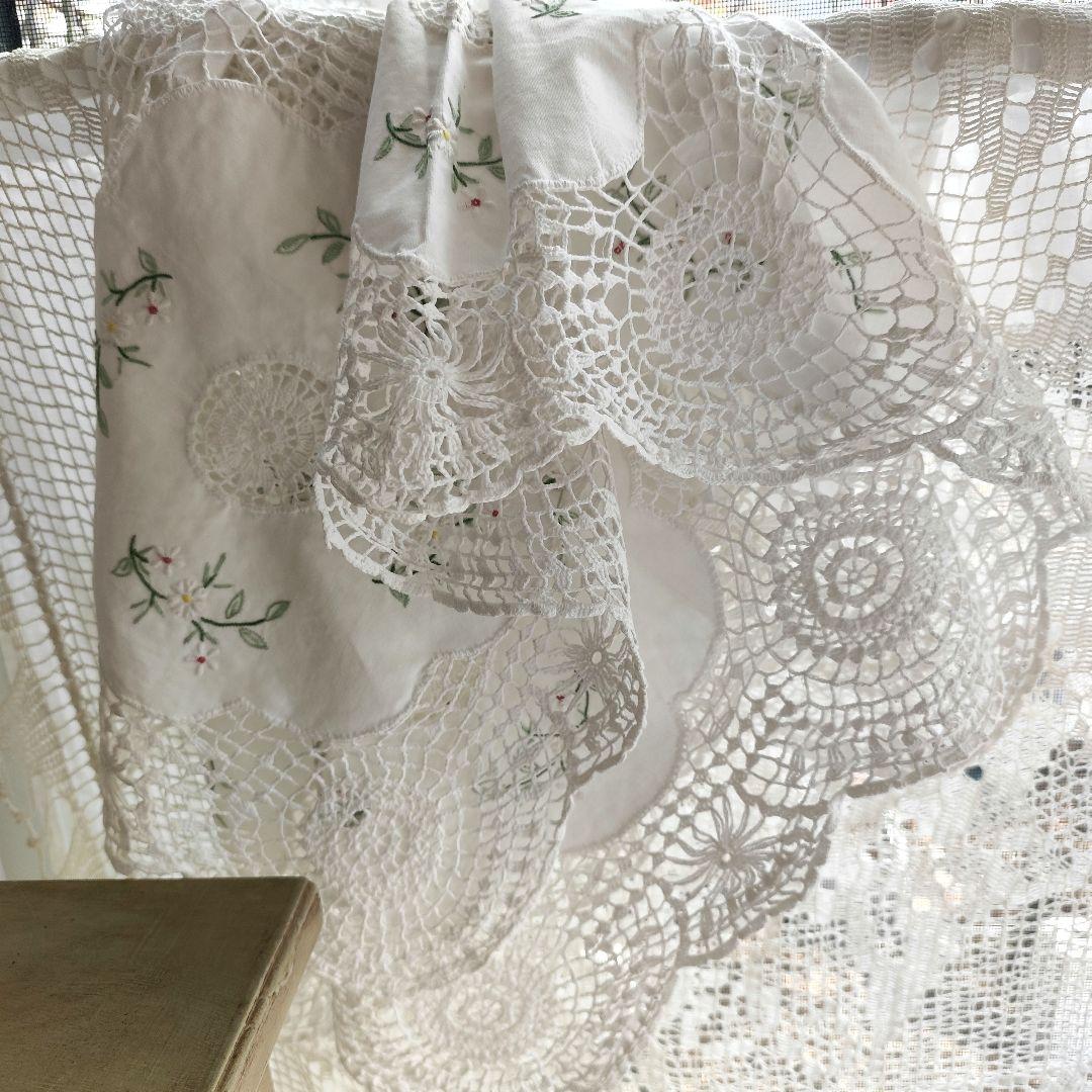 花草刺繍のパネル　手編みレース繋ぎ　ホワイトクロス