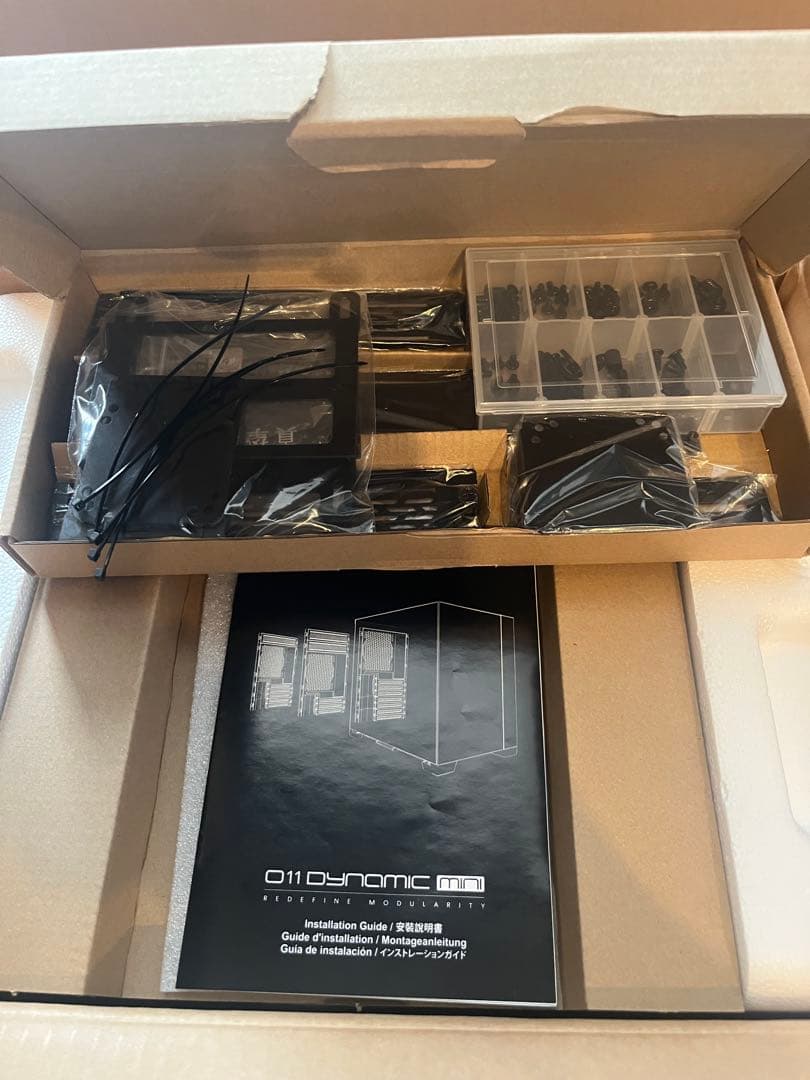 LIAN LI 011 DYNAMIC MINI PCケース