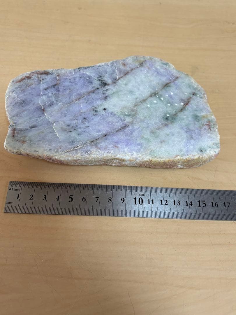 ミャンマー産天然ラベンダー＆グリーン本翡翠原石約1227g1面カット磨き済み