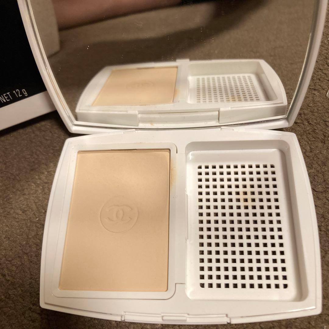 CHANEL ルブラン　ぶライトニングコンパクトBD01 色は明るいお色味です