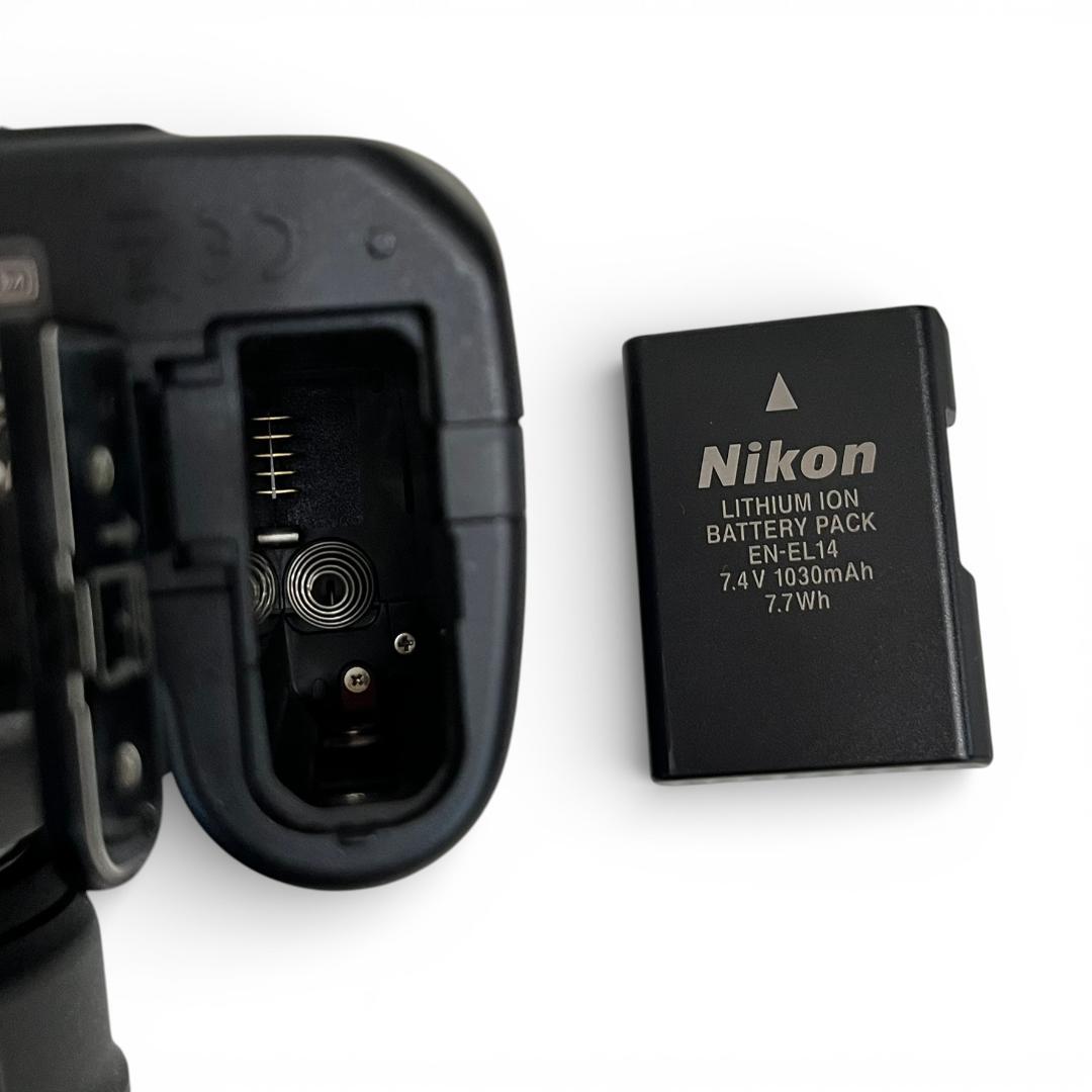 Nikon D3100 デジタル一眼レフカメラ【新品の液晶画面保護フィルム付】