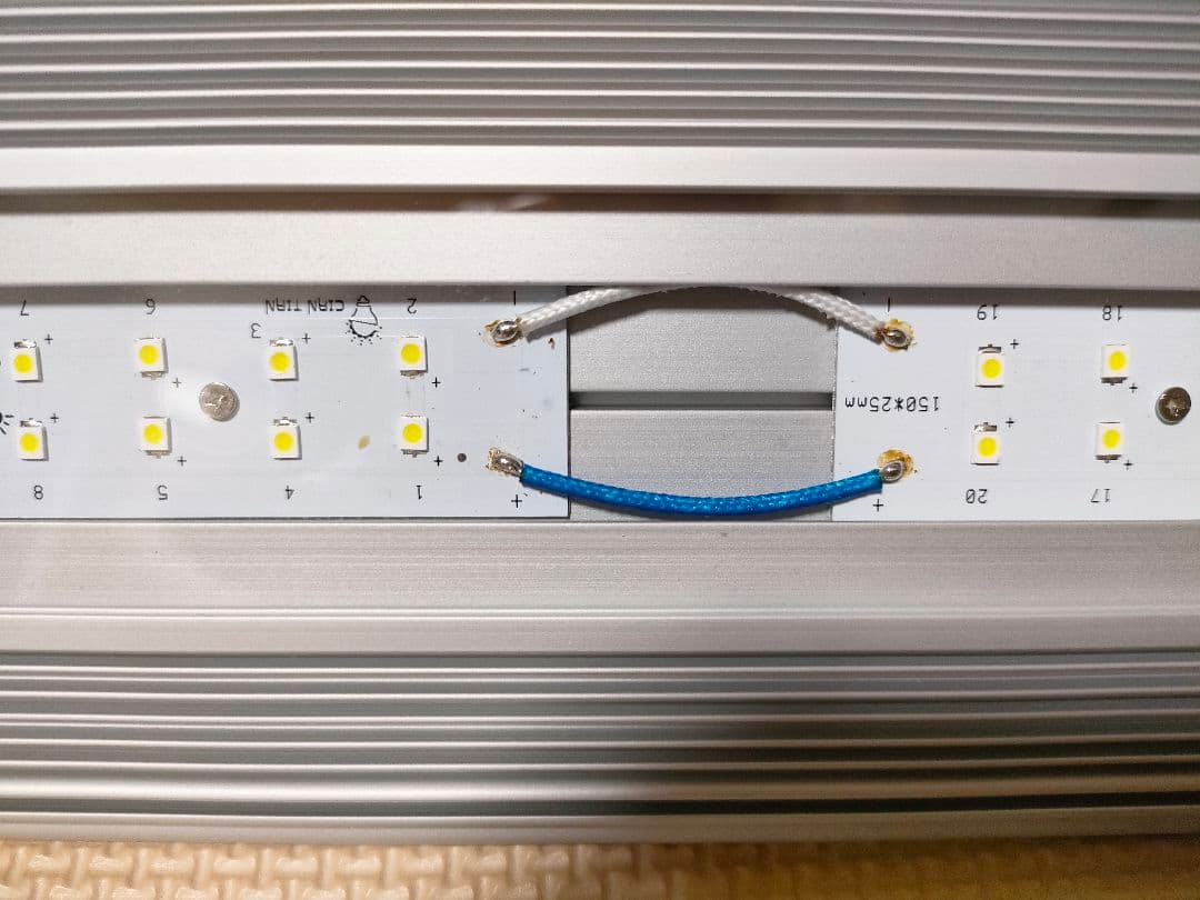 【値下げ中】　アクアリウム用ライト　アクロトライアングルLED VIVID600