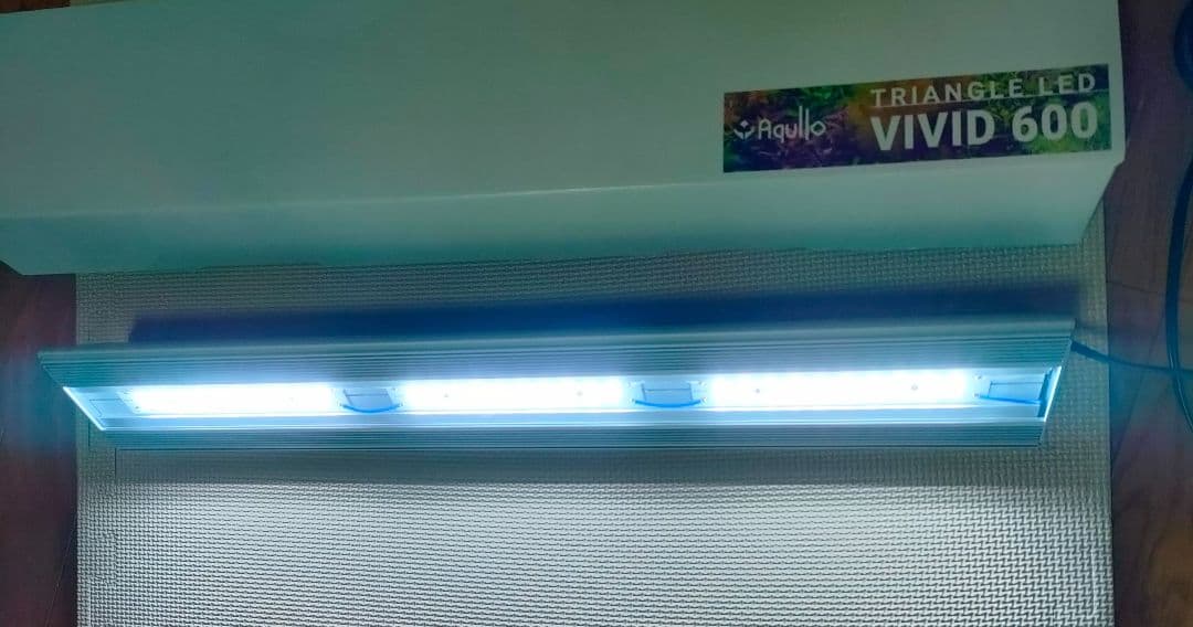 【値下げ中】　アクアリウム用ライト　アクロトライアングルLED VIVID600