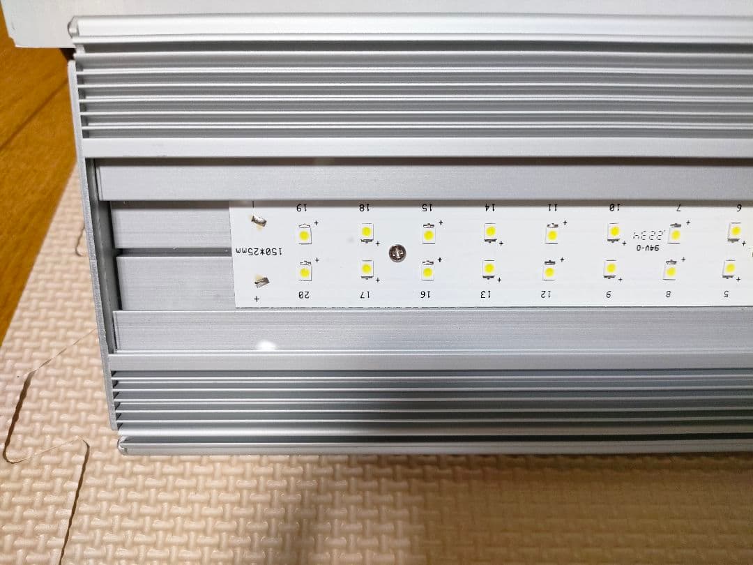 【値下げ中】　アクアリウム用ライト　アクロトライアングルLED VIVID600
