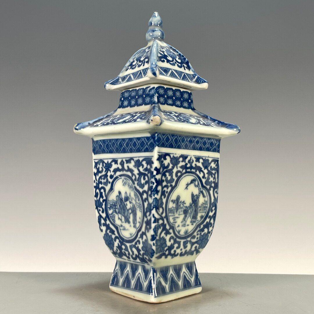 青花釉下彩開窓人物図四方宝塔瓶 景徳鎮 陶磁器 装飾品 現代工芸品 美術品 置物