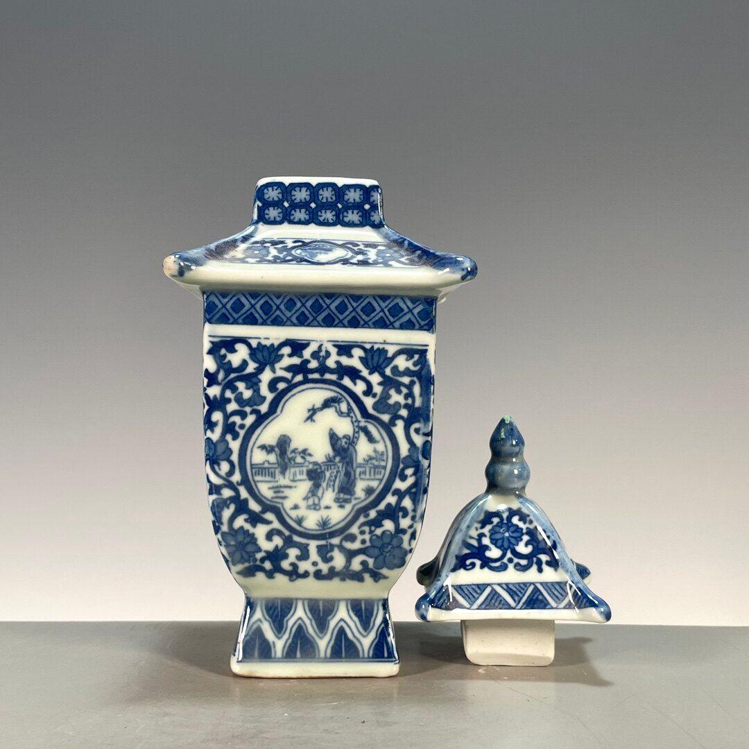 青花釉下彩開窓人物図四方宝塔瓶 景徳鎮 陶磁器 装飾品 現代工芸品 美術品 置物