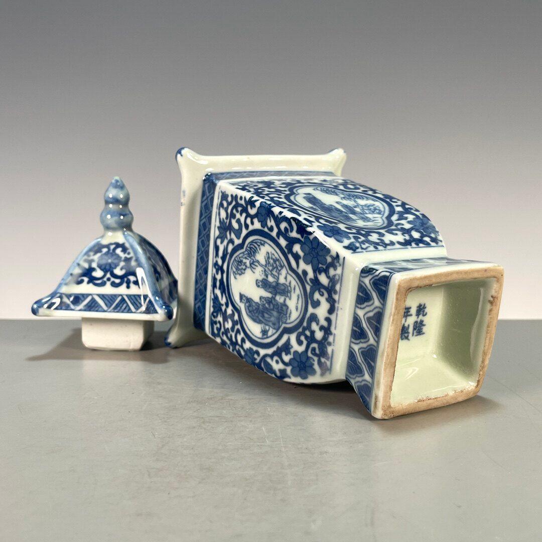 青花釉下彩開窓人物図四方宝塔瓶 景徳鎮 陶磁器 装飾品 現代工芸品 美術品 置物