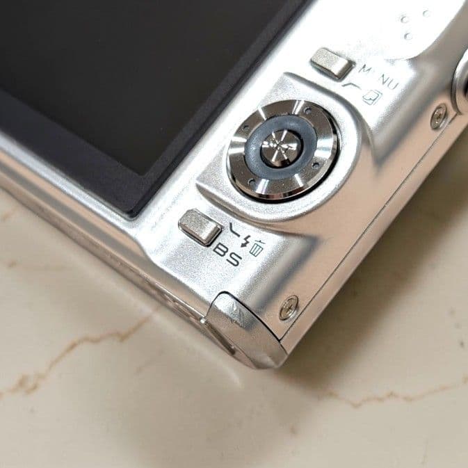 美品 動作確認済 CASIO EXILIM EX-Z1000 デジカメ シルバー
