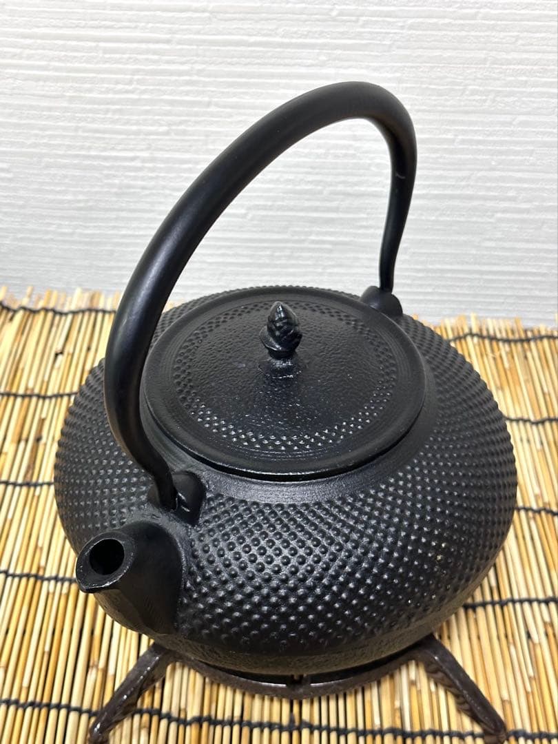 未使用品、栞付　南部運南堂鍋元造　南部鋳吉銘１５型アラレ　南部鉄瓶　南部鉄器