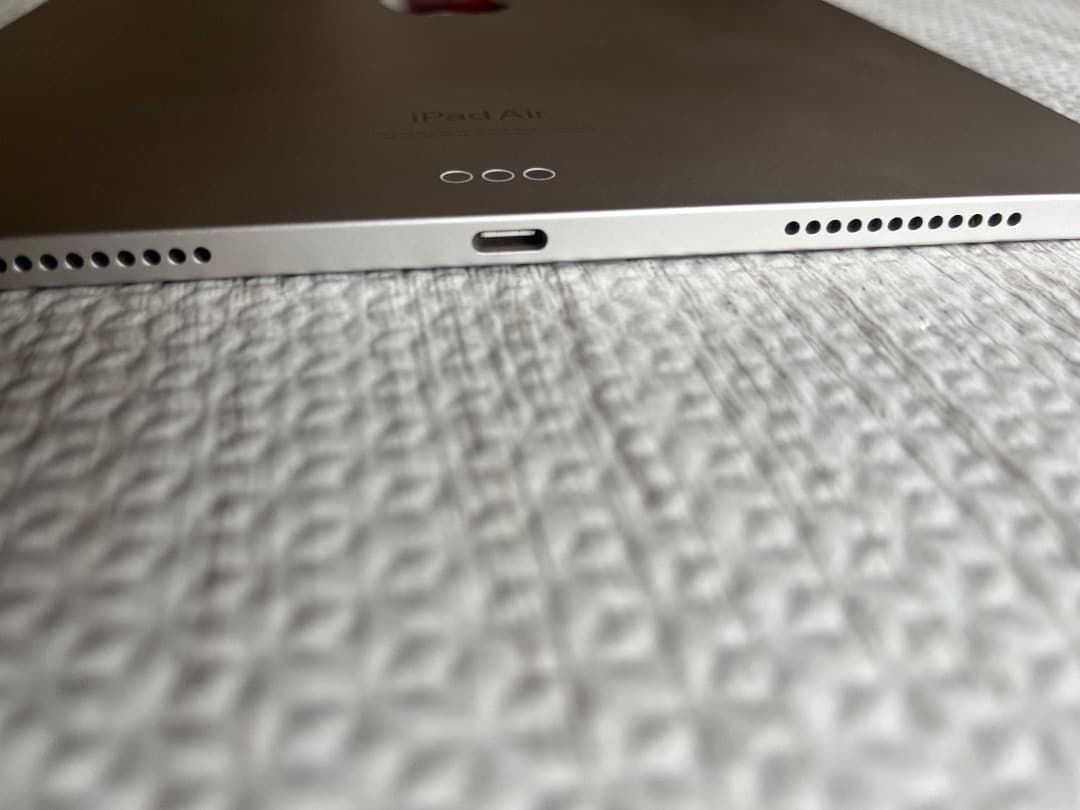 iPad Air(第５世代）64GBスターライトwi-fi　本体カバー付き