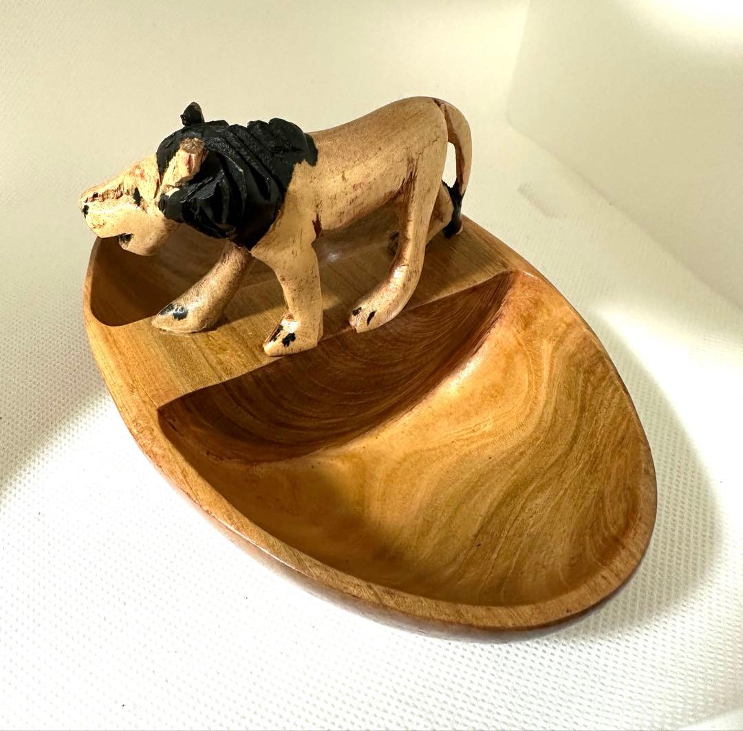 【ケニア製】ハンドメイド 木彫りライオン 小物入れ／トレイ