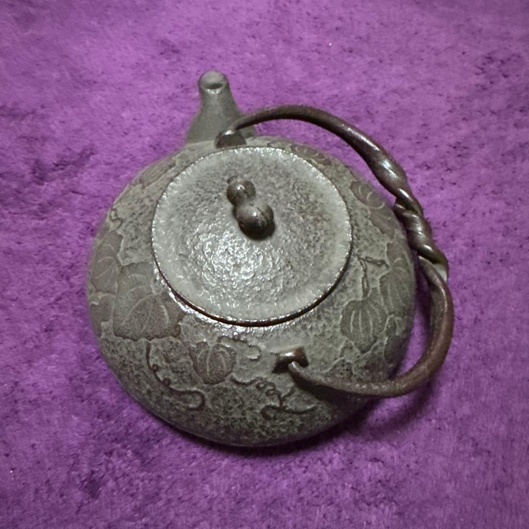 鋳鉄製花柄鉄瓶 中型
