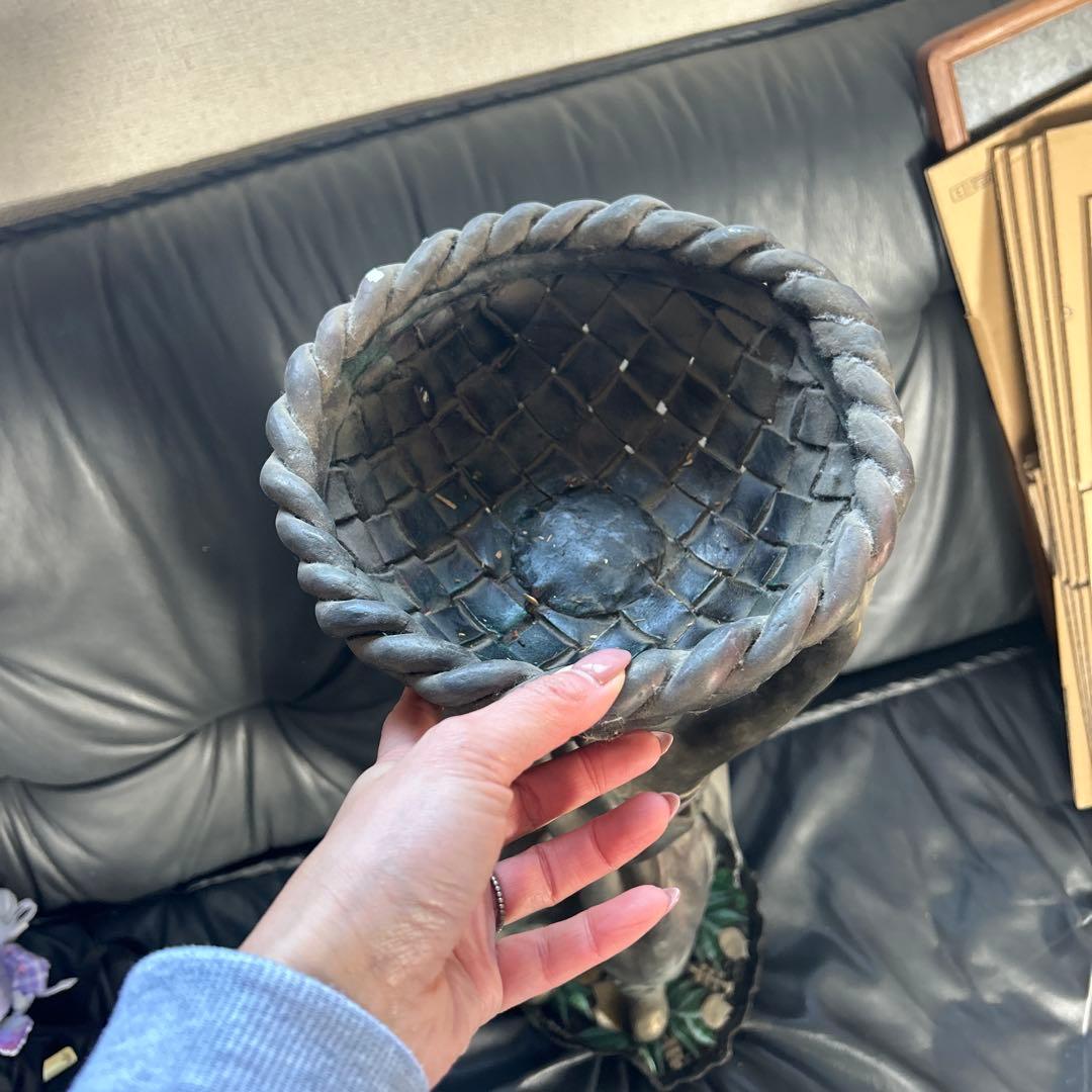 女性像のブロンズ彫刻 バスケット付き 65cm