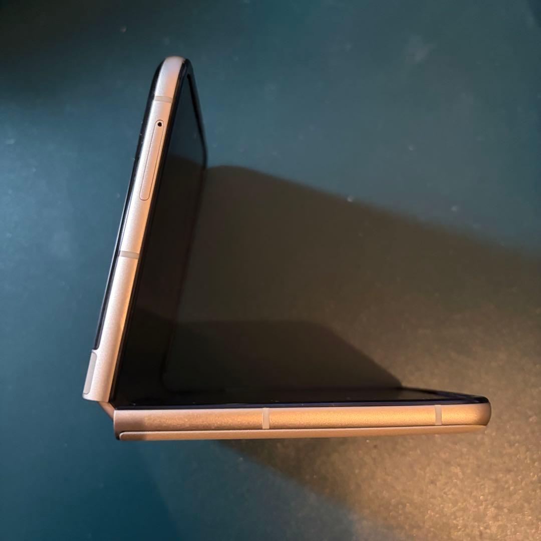 かなり綺麗 motorola razr 50s 8GB+256GB 国内版