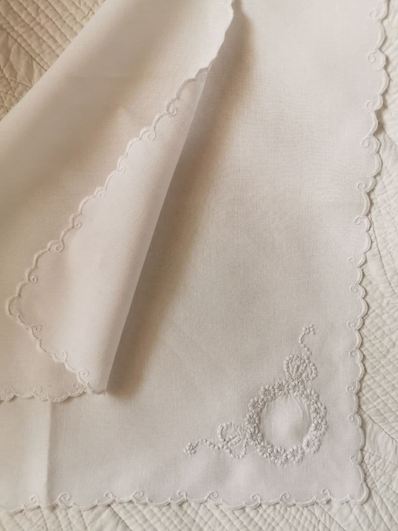 アンティークスイス アペンツェル花輪刺繍 スカラップ 細番手しなやかな大判クロス