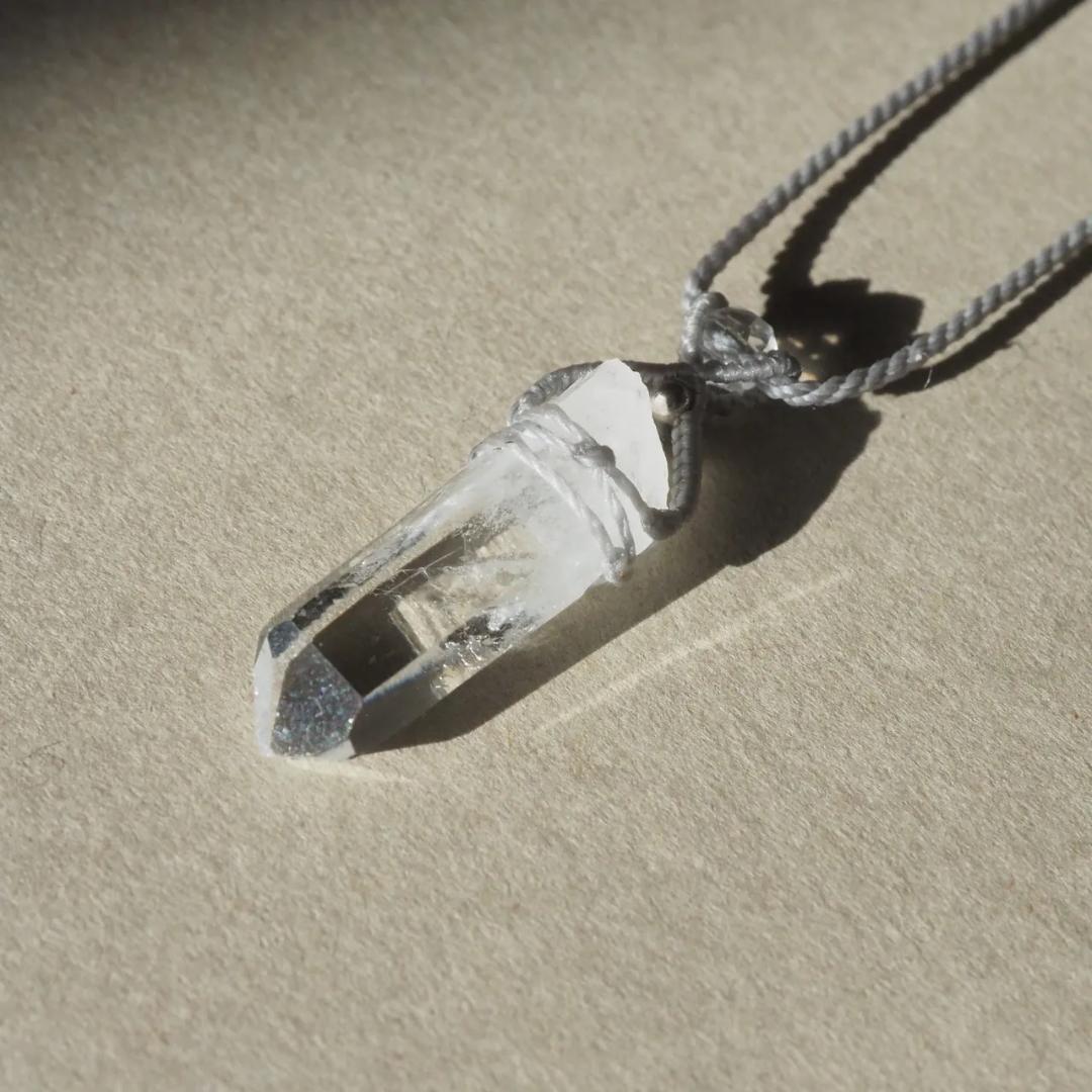 ヒマラヤ水晶 ガネーシュヒマール産 グレー マクラメ ネックレス
