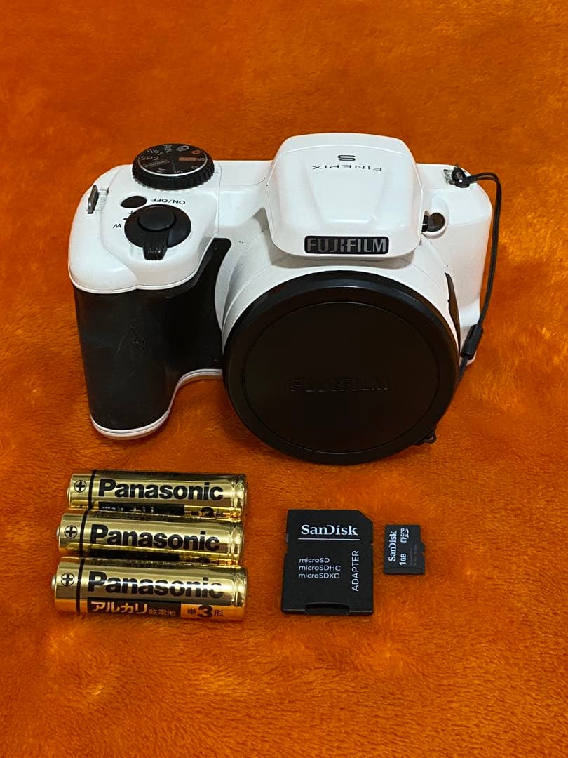 激レア白ホワイト❤️FUJIFILM FINEPIX S コンパクトデジタルカメラ