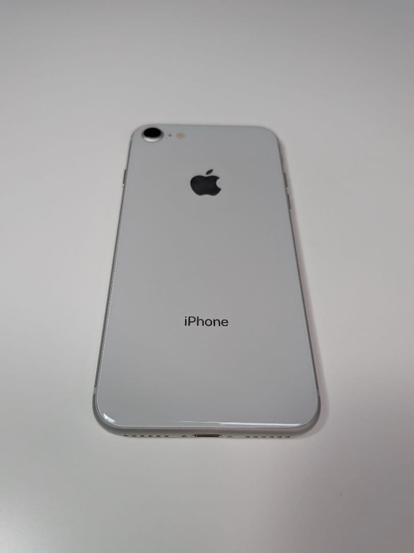 ④Apple iPhone8 64GB シルバー バッテリー88％